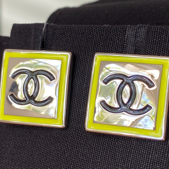2021B CHANEL YELLOW RUNWAY SQUARE EARRINGS! - Picture 6 of 13